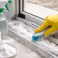 Stavite sodu bikarbonu i foliju na šine prozora i gledajte šta se dešava: Evo zašto svi preporučuju ovaj trik i čemu služi…