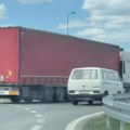 Šta se to dešava na putevima Srbije?! Zabeležena još jedna šok scena tokom vožnje: Jako je opasno.