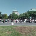 Građani u nepreglednoj koloni čekaju da se poklone Časnom pojasu Presvete Bogorodice