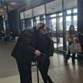 Kasper napustio kliniku nakon što je posetio Minu. Utučen izašao iz objekta, pa sve vreme telefonirao