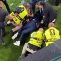 "Ludi" Amerikanci! Hteo da utrči na teren, pa postao podsmeh na internetu (video)