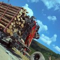 (Фото, видео) Хаос код Појата! Приколица пуна балвана се преврнула: Саобраћај у застоју