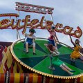 Žene na Oktoberfestu dobile šorceve da ih ne snimaju ispod suknje