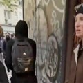 Žena goloruka stala pred pljačkaše u Francuskoj: Prizor usred masovnih nereda zapalio mreže (Video)