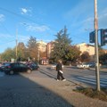 Ne radi semafor na raskrsnici Atinske i Grada Karare