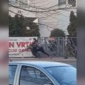 Snimak stravičnog prebijanja tinejdžera u Beogradu: Udaraju ga ciglom, kaišem, šutiraju, on bežao sav krvav