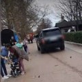 Provozao džipa nasred šetališta: Bahata vožnja na Zemunskom keju punom dece, građani besni i šokirani (video)