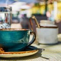 Zašto se služi voda uz kafu u kafićima i restoranima?!