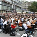 Svet je uz muziku bolje mesto: Održan „Koncert za rekord“ Guitar Art festivala na Trgu Republike