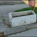 Gučke žardinjere, ružne i prazne