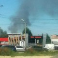 Vatrogasci projurili Vojvođanskom, nešto gori u Surčinu, nadvio se oblak dima!