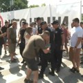 Ko je napadač na poslanice koje su pokušale da skinu transparent “Bolje ćaci nego naci”