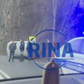 Izgubio kontrolu, udario u kamenu obalu pa se prevrnuo: Teška nezgoda na putu Užice - Čajetina