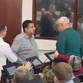 (Video) Tuča u Skupštini grada Čačka sukobili se odbornici: "Nemoj da ti je***m mamu, barabo!"