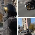 "Pazi, imaš babu! Pazi, imaš babu" Šok-snimak sa semafora, motociklista umalo udario gospođu, a svi se smeju