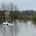 (Video) "zamalo da strada pred našim očima": Neviđena drama u Prijedoru zbog nevremena: Voda progutala "golf", meštani u…