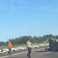 Automobil probio ogradu i odleteo u kontra smer: Teška nesreća kod Velike Plane: Na terenu policija (foto)