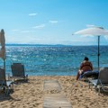 (Video) Skandalozan snimak sa plaže u Tivtu: Besni vlasnik hotela urla na turiste: „Ovo je moje, izlazite napolje“