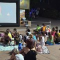 Posećen bioskop na otvorenom „Super Čarli” oduševio decu