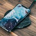 Bežično punjenje vam je sporo i greje telefon? Krivac je ova stvar od 1000 dinara