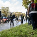 Haos u Hagu; Albanci divljaju i sve uništavaju; Policija na nogama VIDEO