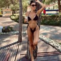 U petoj deceniji kao milion dolara! Pevačica pokazala izvajano telo u kupaćem: Nikad nije izgledala bolje