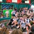 Žene na Oktoberfestu dobile šorceve da ih ne snimaju ispod suknje