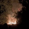 FOTO: Vatrogasci noćas reagovali na Oficircu – izbio požar u toku žurke