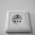 Produžni kablovi – dvostruka opasnost: Kako se zaštititi od požara na električnim instalacijama u stambenim objektima?