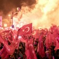 Opozicija slavila pobedu nad Erdoganom uz Nadu Topčagić (video)