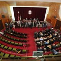 U Skupštini Kragujevca opozicioni odbornici stoje za govornicom, emitovana himna, vlast u klupama…
