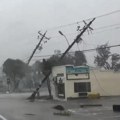 Oluja došla na floridu i nosi sve pred sobom: Lete krhotine, ulice opustošene, vetar čupa drveće! Uznemirujući prizori…