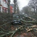 Oluja "Dara" pogodila celu Britaniju: Muškarca ubilo drvo u Engleskoj, 177.000 kuća nema struju, bez fudbala u Liverpulu