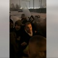 (Video): „Policija nas je napala i proterala“ Drama na parkingu kod zgrade Vlade Srpske, pogledajte naguravanje pripadnika…