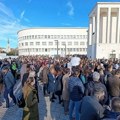 FOTO i VIDEO: Na putu do Banovine, studenti prave buku, kod SNS-a zviždali, trubili i digli indekse