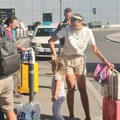 Gobelja i kaća Grujić sa ćerkom Na aerodromu: Pevačica u šortsiću, mala Katja se ne odvaja od mame - fudbaler nosi kofere…