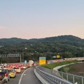 Beograđanin (86) izazvao haos na: Auto-putu Vozio u suprotnom smeru, pa se zakucao u "pežo"