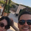 Miloš Biković sa ženom uživa na Kipru: Ivana pokazala go stomak, on ne skida osmeh: "Ne dam mu da ode" (Foto)