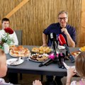 Uživo Vučić u poseti jedanaestočlanoj porodici Vasilijević u Rakovici: Dobiće besplatan ogrev