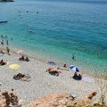 Ljudi, šta je s vremenom! Krcata plaža kod Budve usred novembra, pun grad turista iz Srbije