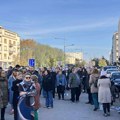 FOTO, VIDEO: Novosadski profesori došli kod Banovine da podršže Jaćimoviće koji štrajkuju glađu