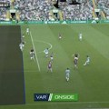 Sporni gol u 88. minutu odlučio titulu u Škotskoj: Svi vide igrača u ofsajdu, zašto je VAR promenio odluku?