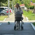 Posle trećeg porođaja blista i sama šeta bebu. Uslikali smo Nikolinu Kovač, Saleta ni na vidiku, a evo i šta je radila (foto)…