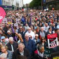 Hiljade ljudi protestuje u Belfastu nakon talasa nasilja u gradu: Policija zatvara ulice, građani u strahu