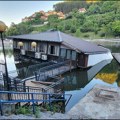 Sa užičkog kupališta konačno se uklanja delimično potonuli splav
