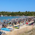 Bacila mu pare u lice: Mina sa ćerkicom krenula sa plaže, kad im je prišao konobar, a zbog onoga što je rekao, Srbi besne…