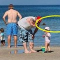 Otac i ćerka se slikali na plaži Tek kasnije su primetili ovaj detalj koji ledi krv u žilama! (foto)