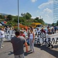 Cakić na protestu u Kuršumliji: Vlast ćuti o našem zahtevu za besplatne udžbenike za svu decu jer ih je sramota