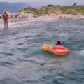 Dramatično spasavanje na Jadranu: Turiste odneli talasi na dušeku (VIDEO)