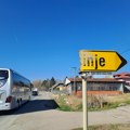 "Molimo da neko nešto učini": Mojsinje, crna tačka srpskih puteva: Na desetine stradalih zbog bahatih vozača, spomenici na…